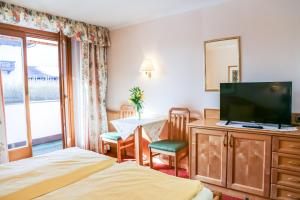 贊可里奧哈德的住宿－西梅爾維特旅館，一间酒店客房,配有一张床、一台电视和一张桌子