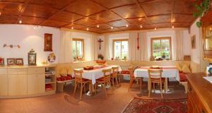 uma cozinha com mesa e cadeiras num quarto em Haus Kohlberghof em Bichlbach