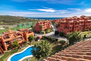 an aerial view of a resort with a swimming pool at Apartamento Costa Galera DUPLEX PENTHOUSE in Estepona