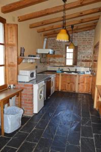 eine Küche mit einem weißen Herd mit Backofen in der Unterkunft Casa Rural La Vallejera in Tejeda de Tiétar + 50 Fotos