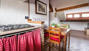uma cozinha com um fogão, uma mesa e cadeiras em Italianway-Panfilo Castaldi 17 em Milão
