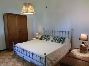 MontesicuroにあるCasa Eddaのベッドルーム1室(大型ベッド1台、シャンデリア付)