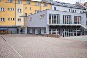 un aparcamiento vacío frente a un edificio en Hotel Slavie en Cheb