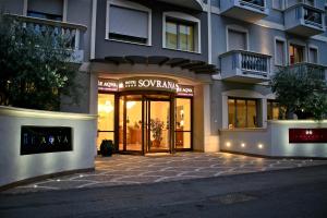 un edificio con un'insegna che recita "the so savannah inn" di Sovrana Beach Hotel - Pet Friendly - Breakfast until 12 - Parking a Rimini