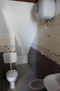 un bagno con un water e un lavandino di Casa vacanza U Curtigghiu a Città di Lipari