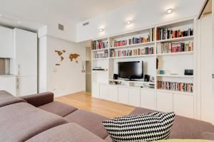 Μια τηλεόραση ή/και κέντρο ψυχαγωγίας στο Micol's Place, 2 rooms, 2 bathrooms, 80 mq