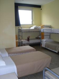 Hostel San Marino tesisinde bir odada yatak veya yataklar