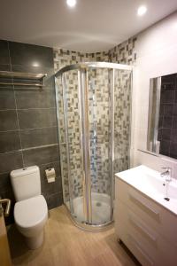 łazienka z prysznicem, toaletą i umywalką w obiekcie Apartamento Premium Playa Altar 2 w mieście Barreiros
