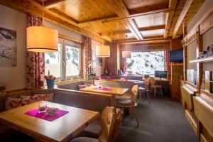 een restaurant met tafels en stoelen in een kamer bij Pension Weinberger in Obertauern