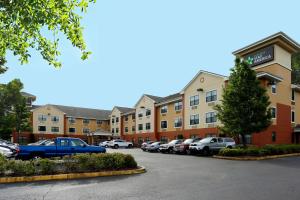 ein Parkplatz vor einem Hotel in der Unterkunft Extended Stay America Suites - Olympia - Tumwater in Tumwater