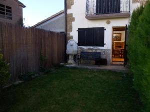 einen Hinterhof mit einem Zaun und einem Haus in der Unterkunft Casa Rural Benede in Chibluco
