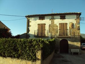 un viejo edificio con hiedra creciendo a su lado en Casa Rural Benede en Chibluco