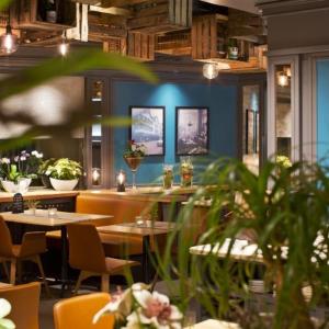 - un restaurant avec des tables et des chaises dans une salle dans l'établissement Hotel Buck, à Bad Urach