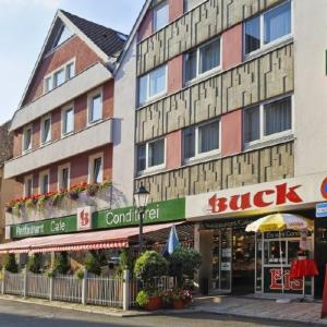 ein großes Gebäude an einer Stadtstraße mit Geschäften in der Unterkunft Hotel Buck in Bad Urach + 12 Fotos
