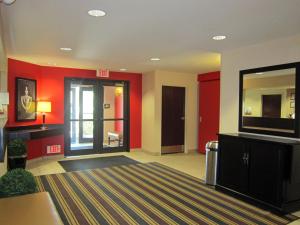 uma sala de estar com paredes vermelhas e um espelho grande em Extended Stay America Suites - Seattle - Mukilteo em Mukilteo