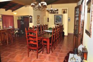 een eetkamer met een tafel en stoelen bij Finca Cielo Verde in Chicoana