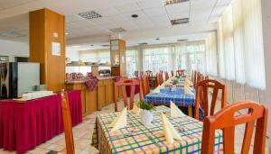 Reštaurácia alebo iné gastronomické zariadenie v ubytovaní Hotel Nostra