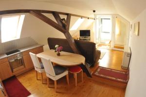 ein Wohnzimmer mit einem Tisch und einem Sofa in der Unterkunft Gemütliche FeWo - Tannenhof in Oßling