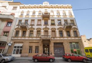 ブダペストにあるGardener 27 Apartmentsの車2台駐車した建物