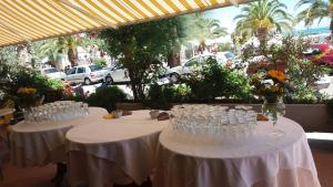 A restaurant or other place to eat at Petit Hotel