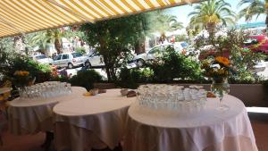 サン・ベネデット・デル・トロントにあるPetit Hotelのワイングラスをかけたテーブル
