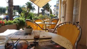 A restaurant or other place to eat at Petit Hotel