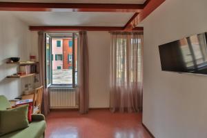 - un salon avec un canapé et une grande fenêtre dans l'établissement Affittacamere Dai Baracca, à Riomaggiore