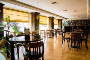 a restaurant with tables and chairs in a room at Amérian Catamarca in San Fernando del Valle de Catamarca