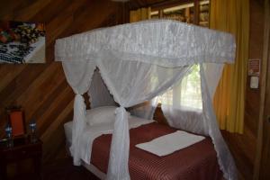 Tempat tidur dalam kamar di Shandia Lodge