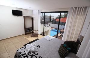 a bedroom with a bed and a view of a pool at Hotel Sacre in San Juan Bautista Tuxtepec