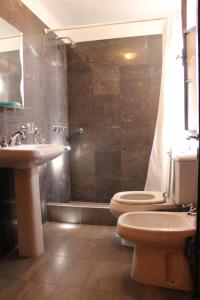 a bathroom with two toilets and a sink and a shower at Hosteria Zure-Echea in Valle Hermoso