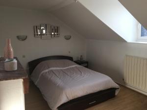 um quarto com uma cama num sótão em Maison de vacances à Dieppe em Dieppe