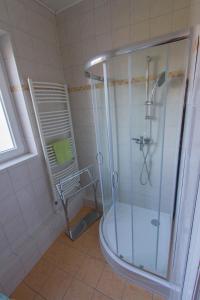 a bathroom with a shower with a glass shower stall at Die Ferienwohnung Hamburg in Hamburg