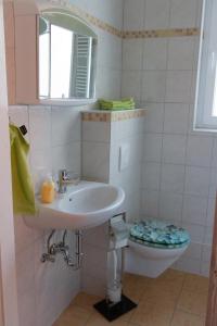 a bathroom with a sink and a toilet at Die Ferienwohnung Hamburg in Hamburg