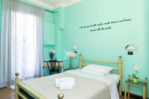 Dormitorio azul con cama y escritorio en Le Stanze di Boccadasse, en Génova