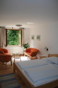 Ένα ή περισσότερα κρεβάτια σε δωμάτιο στο Hupfmühle Pension