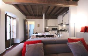 a living room with a large couch and a kitchen at L'Angolo in Orta San Giulio
