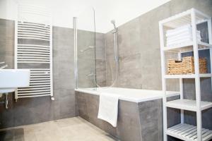 Ένα μπάνιο στο Apartment Haus Heidelberg +48 φωτογραφίες