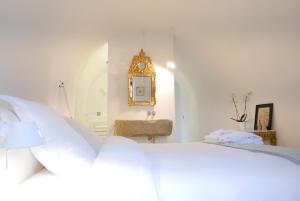 Montaren-et-Saint-MédiersにあるTour Sarrazine de Montarenのベッドルーム1室(ベッド1台、壁掛け鏡付)