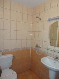 y baño con aseo y lavamanos. en Guest House Rusalka, en Sozopol