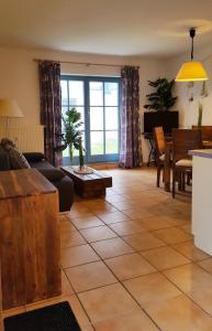 ein Wohnzimmer mit einem Sofa und einem Tisch in der Unterkunft Ferienwohnung Finja in Putgarten, Kap Arkona Rügen in Putgarten