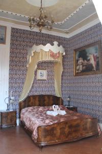 ein Schlafzimmer mit einem großen Bett in einem Zimmer in der Unterkunft B&B Domenico Cesarelli in Arena