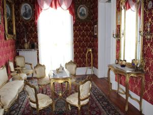 - un salon avec un canapé, des chaises et une table dans l'établissement B&B Domenico Cesarelli, à Arena