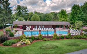 una casa grande con un patio con piscina en Etowah Valley Golf & Resort, en Etowah