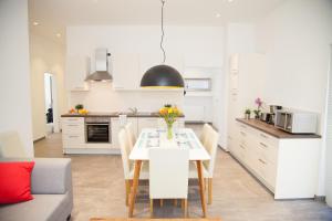 een keuken en eetkamer met een tafel en stoelen bij Apartment Haus Heidelberg in Heidelberg