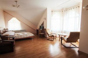1 dormitorio con 1 cama, mesa y sillas en Villa Snegiri, en Hurzuf