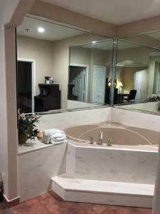 Ванна кімната в Scottish Inns & Suites Timber Creek, Houston, TX
