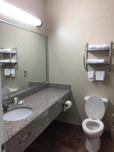 Un baño de Scottish Inns & Suites Timber Creek, Houston, TX