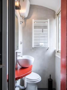 ローマにあるTetti di Piazza Navonaのバスルーム(白い洗面台、トイレ付)