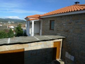 uma casa de pedra com uma parede de pedra em Alojamento Rural Casa da Eira em Murça